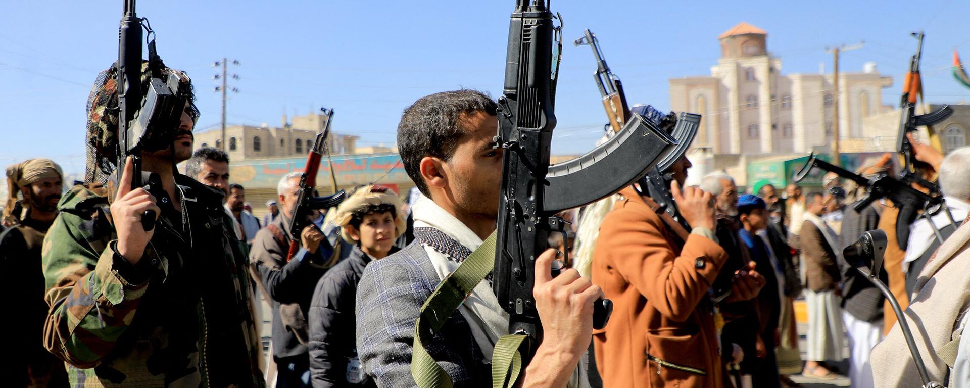 Houthi fighters brandish their weapons during a march in solidarity with the Palestinian people in the Houthi-controlled capital Sanaa on January 11, 2024. Houthi fighters brandish their weapons during a march in solidarity with the Palestinian people in the Houthi-controlled capital Sanaa on January 11, 2024. - Sputnik International, 1920, 27.01.2024