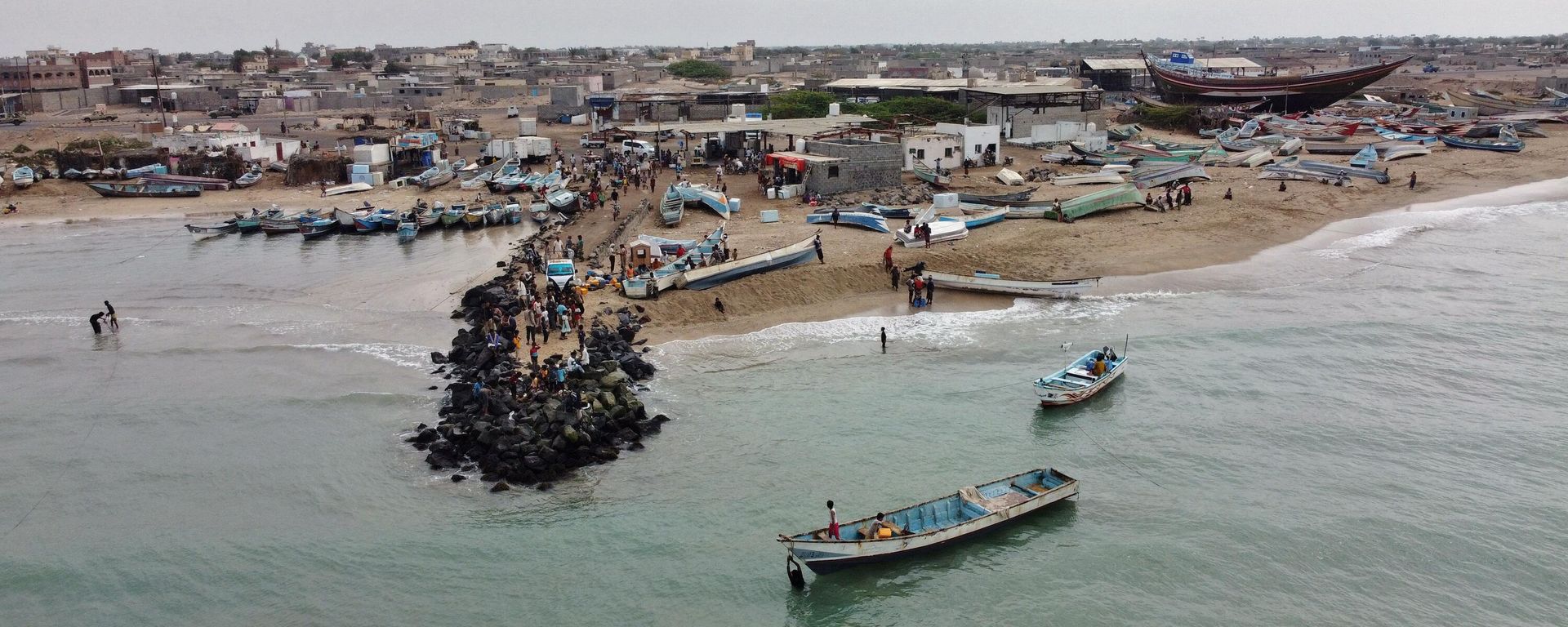 A picture taken on February 21, 2022 shows fishing boats off a beach on Yemen's Red Sea coast in the Khokha district of the war-ravaged country's western province of Hodeida A picture taken on February 21, 2022 shows fishing boats off a beach on Yemen's Red Sea coast in the Khokha district of the war-ravaged country's western province of Hodeida - Sputnik International, 1920, 23.01.2024