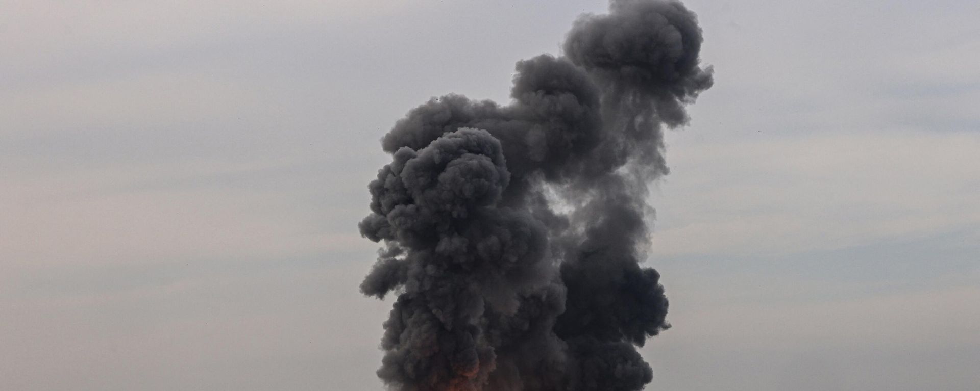Smoke billows after an Israeli strike over Rafah in the southern Gaza Strip on December 20, 2023, amid ongoing battles between Israel and the Palestinian militant group Hamas. Smoke billows after an Israeli strike over Rafah in the southern Gaza Strip on December 20, 2023, amid ongoing battles between Israel and the Palestinian militant group Hamas. - Sputnik International, 1920, 17.01.2024