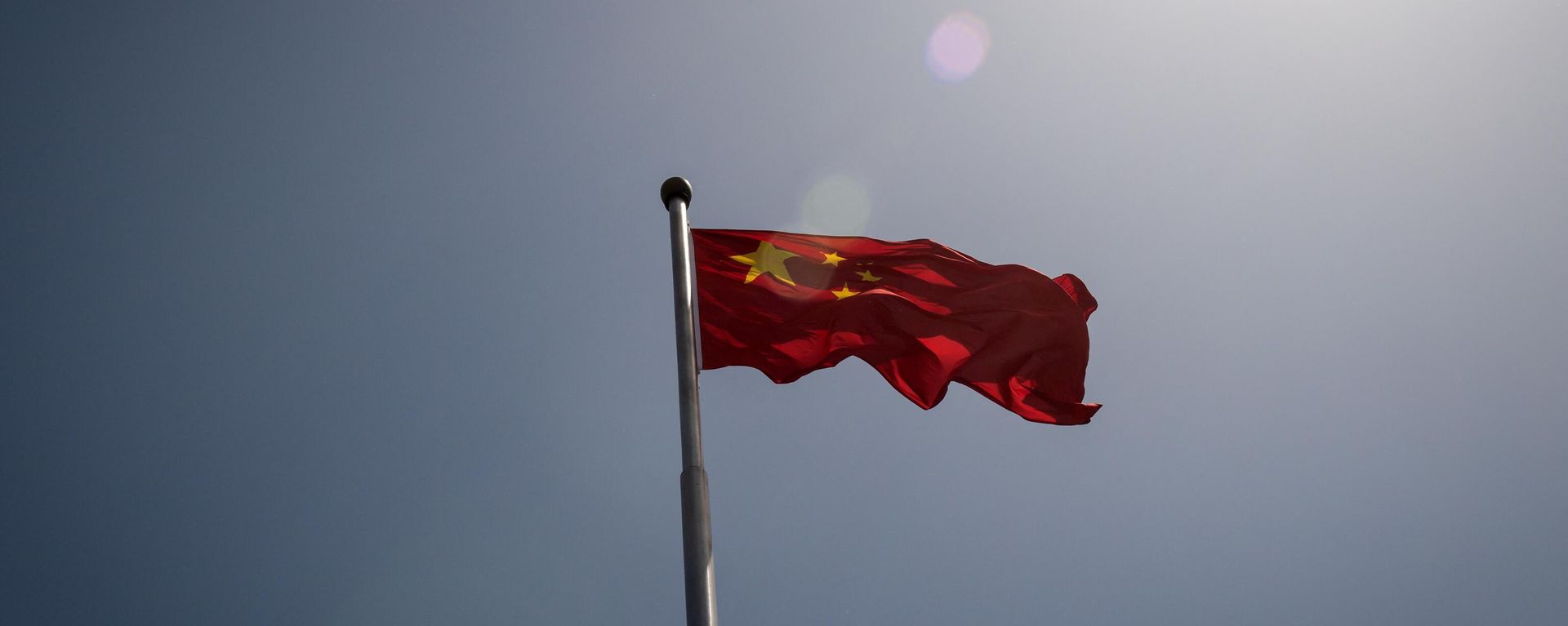 The Chinese national flag is seen at the entrance to the Zhongnanhai leadership compound in Beijing - Sputnik International, 1920, 10.07.2024