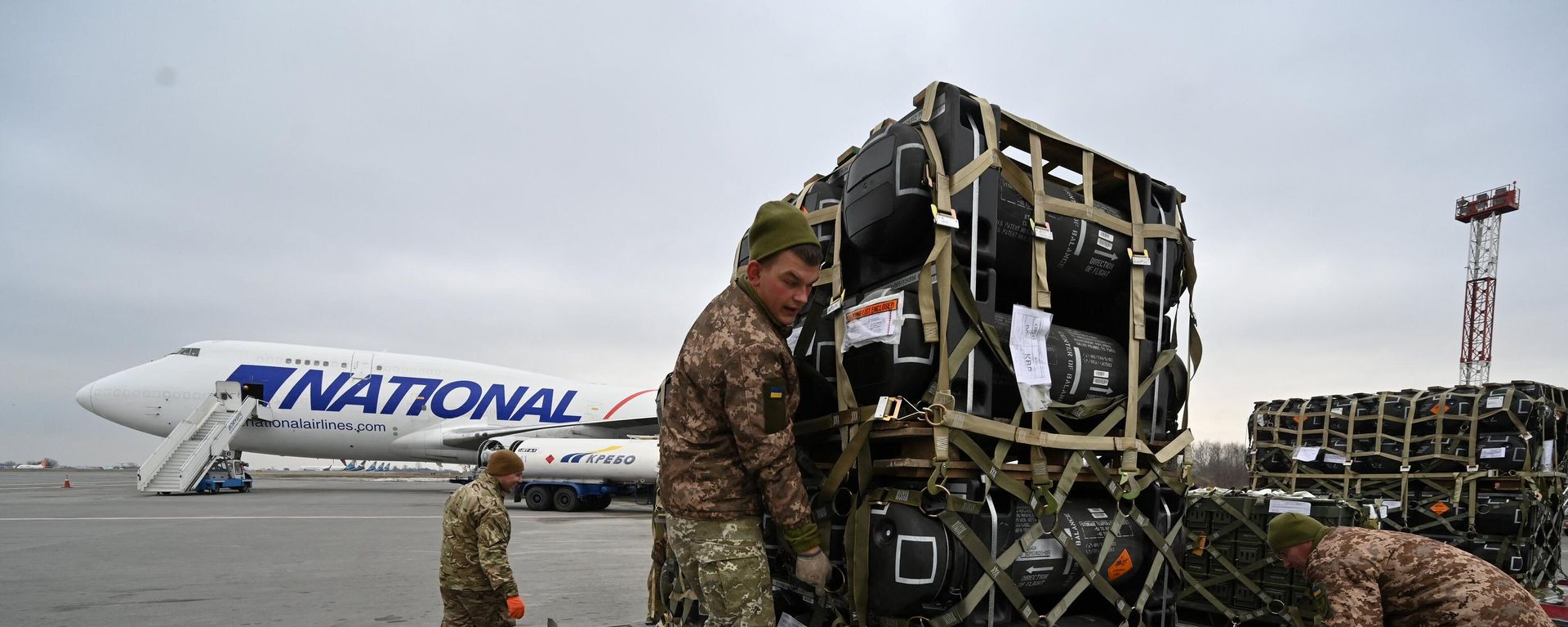 Ukrainian servicemen are at work to receive the delivery of FGM-148 Javelins, American man-portable anti-tank missile provided by US to Ukraine as part of a military support, at Kiev's airport Borispol on February 11, 2022. Ukrainian servicemen are at work to receive the delivery of FGM-148 Javelins, American man-portable anti-tank missile provided by US to Ukraine as part of a military support, at Kiev's airport Borispol on February 11, 2022. - Sputnik International, 1920, 14.01.2024