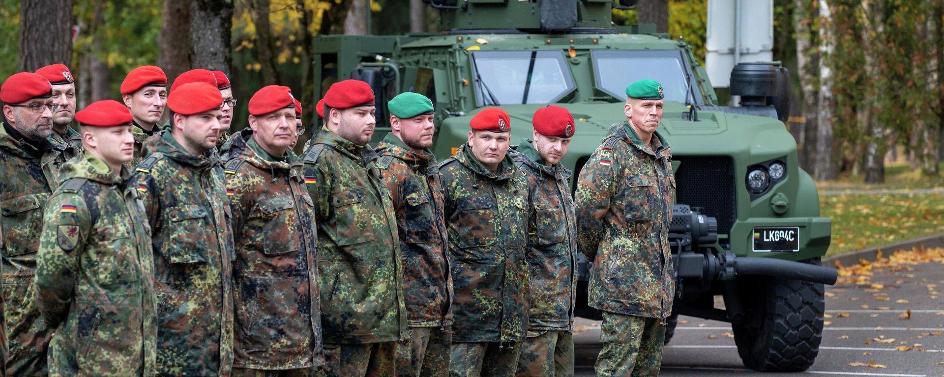 Soldiers of the German Bundeswehr 41st Mechanized Infantry Brigade Forward Command Element wait to greet German Defense Minister Christine Lambrecht upon her arrival at the Rukla military base some 100 kms (62.12 miles) west of the capital Vilnius, Lithuania, Saturday, Oct. 8, 2022. Soldiers of the German Bundeswehr 41st Mechanized Infantry Brigade Forward Command Element wait to greet German Defense Minister Christine Lambrecht upon her arrival at the Rukla military base some 100 kms (62.12 miles) west of the capital Vilnius, Lithuania, Saturday, Oct. 8, 2022. - Sputnik International, 1920, 13.02.2024