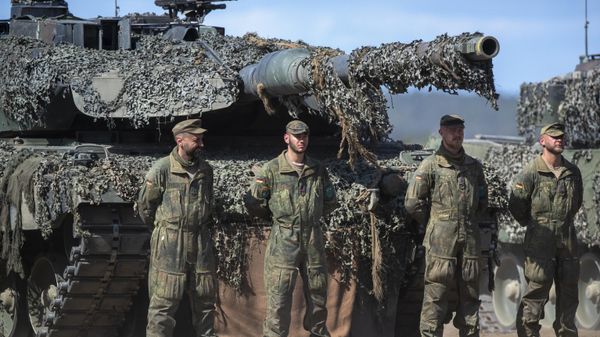 German Bundeswehr soldiers of the NATO enhanced forward presence battalion in front of the Germany army Main battle tank Leopard 2A6 at the Training Range in Pabrade, Lithuania, in May 2023. - Sputnik International