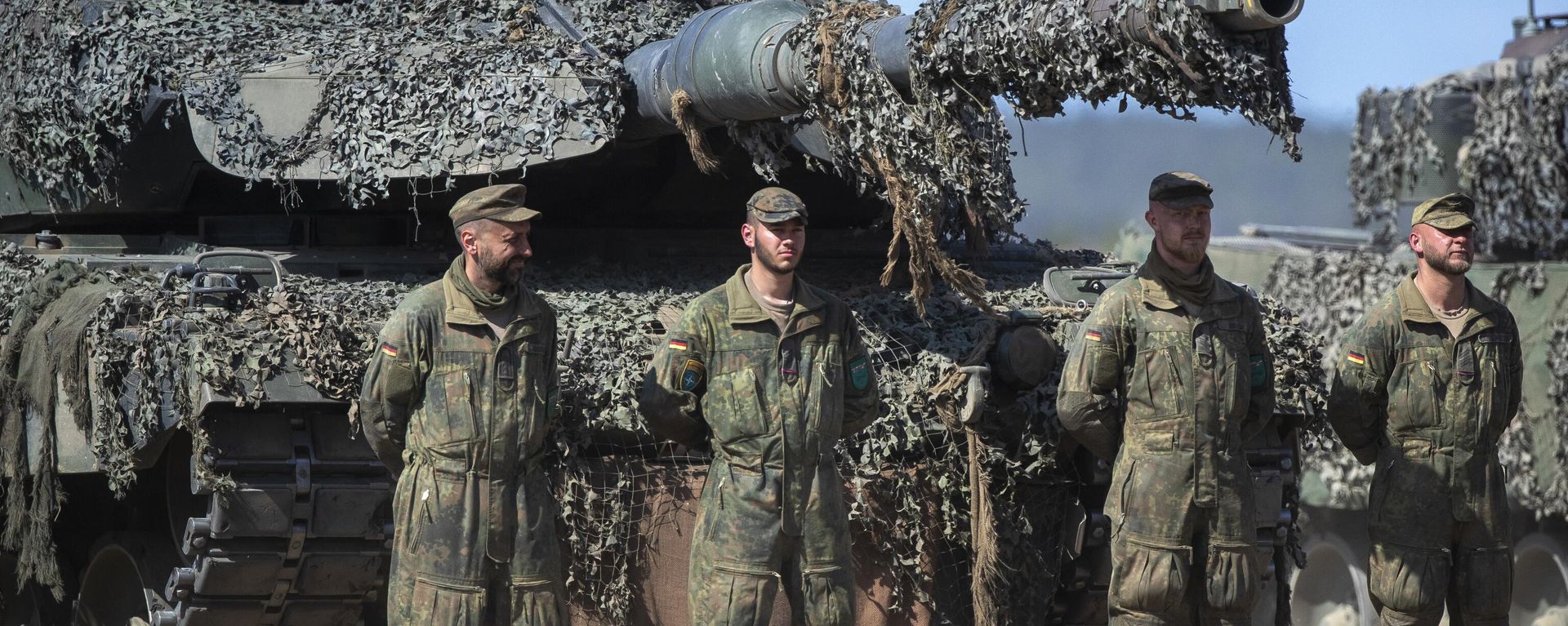 German Bundeswehr soldiers of the NATO enhanced forward presence battalion in front of the Germany army Main battle tank Leopard 2A6 at the Training Range in Pabrade, Lithuania, in May 2023. - Sputnik International, 1920, 03.07.2024