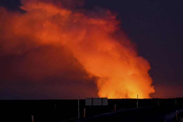 A view of the plume of gas lighted up by the lava from the erupting volcano seen from Suourstrandavegur,  the road that leads to Grindavík. - Sputnik International