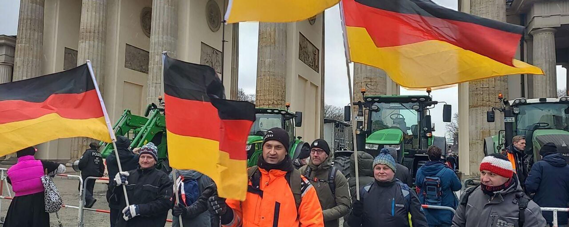 German farmers gather in front of the Brandenburg Gate in Berlin to protest government plans to cut agricultural subsidies and impose 'green farming' restrictions. German farmers gather in front of the Brandenburg Gate in Berlin to protest government plans to cut agricultural subsidies and impose 'green farming' restrictions. - Sputnik International, 1920, 15.01.2024