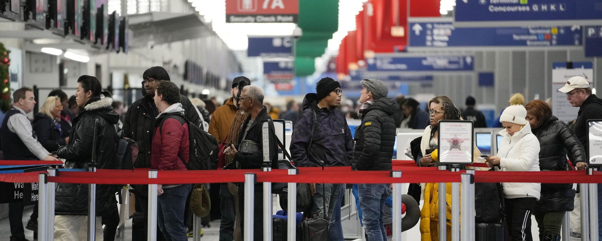 Travelers wait to go through security check point at the O'Hare International Airport in Chicago, Sunday, Jan. 14, 2024. Over 70 flight cancellations at Chicago airports Sunday. (AP Photo/Nam Y. Huh) Travelers wait to go through security check point at the O'Hare International Airport in Chicago, Sunday, Jan. 14, 2024. Over 70 flight cancellations at Chicago airports Sunday. (AP Photo/Nam Y. Huh) - Sputnik International, 1920, 29.02.2024