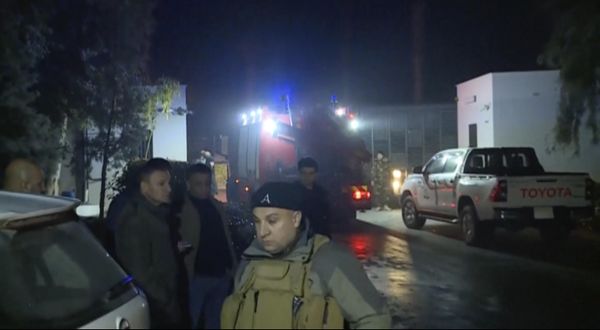 Authorities and others near the site where missiles hit in an area near the US consulate in Erbil, Iraq. - Sputnik International