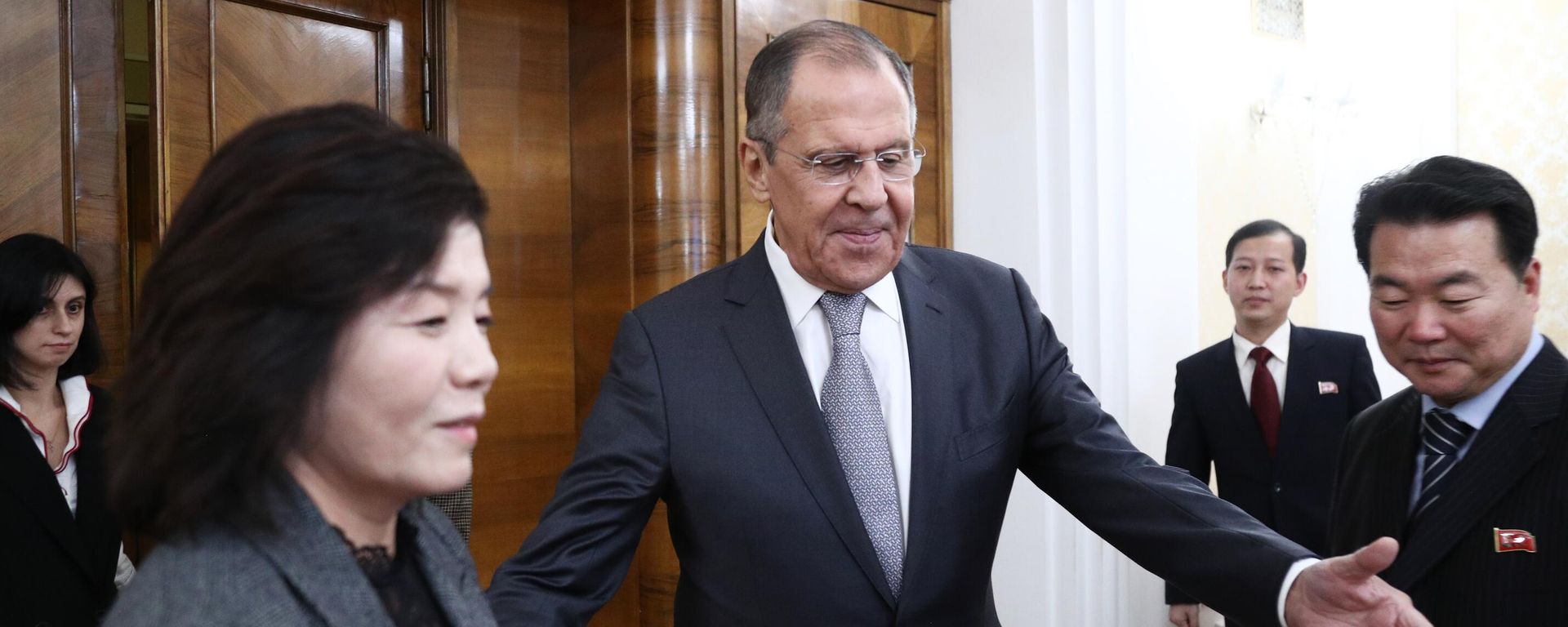 Russian Foreign Ministry, Russian Foreign Minister Sergey Lavrov shows the way to North Korean Deputy Foreign Minister Choe Son Hui  - Sputnik International, 1920, 16.01.2024