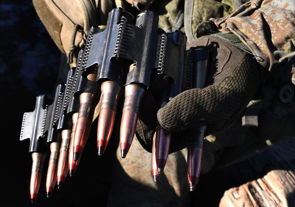 A serviceman loads ammunition into a large-caliber machine gun during a Pacific Fleet training exercise at a firing range in Primorsky Krai. - Sputnik International