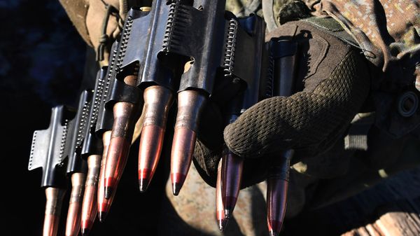 A serviceman loads ammunition into a large-caliber machine gun during a Pacific Fleet training exercise at a firing range in Primorsky Krai. - Sputnik International