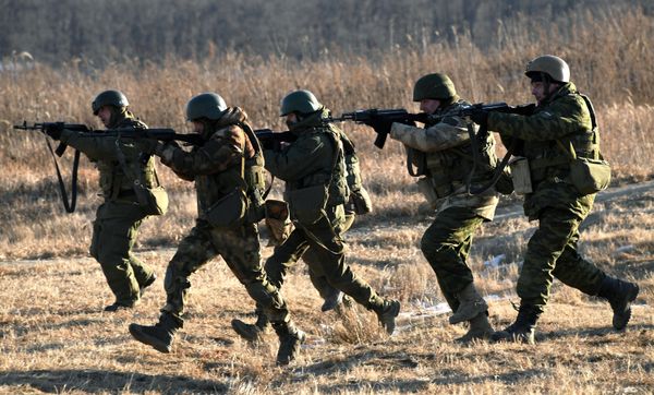 Pacific Fleet servicemen exercising at a training range in Primorsky Krai. - Sputnik International