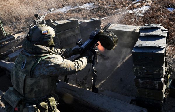 A serviceman fires an automatic grenade launcher during a Pacific Fleet exercise at a training range in Primorsky Krai. - Sputnik International