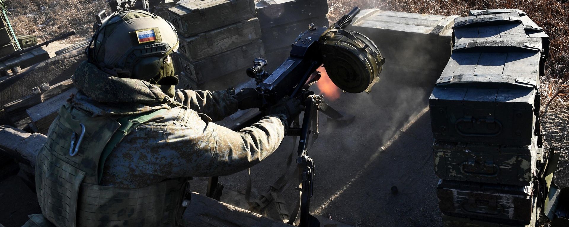 A serviceman fires an automatic grenade launcher during an exercise of the Pacific Fleet servicemen at a training range in the Primorsky Krai. A serviceman fires an automatic grenade launcher during an exercise of the Pacific Fleet servicemen at a training range in the Primorsky Krai. - Sputnik International, 1920, 17.01.2024