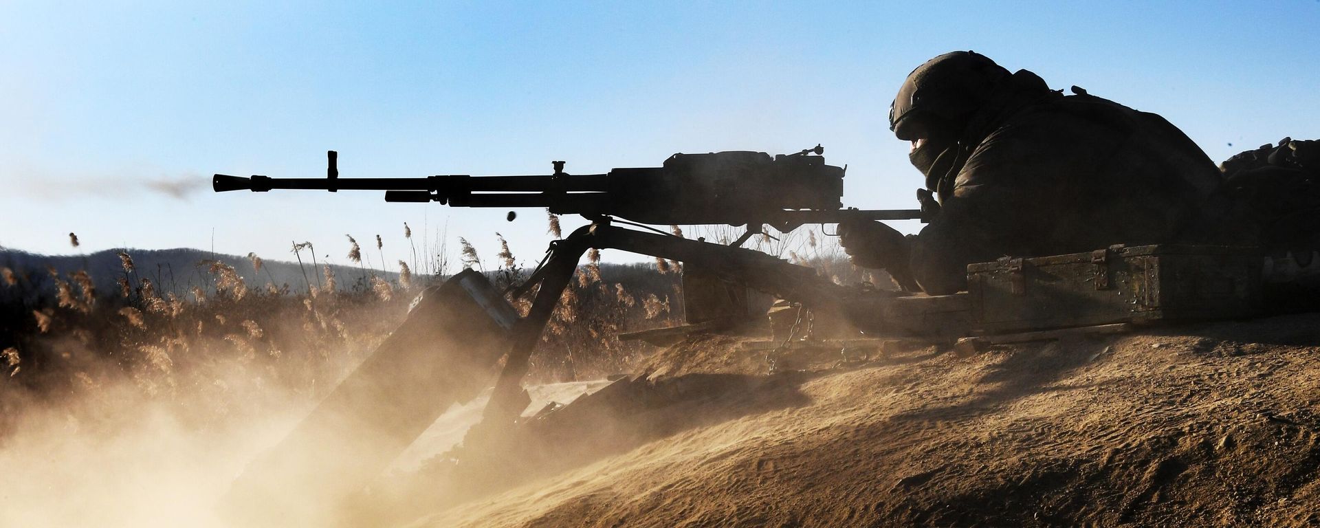 A trooper fires a large-caliber machine gun during Pacific Fleet exercises at a training range in Primorsky Krai, Russia. - Sputnik International, 1920, 26.01.2024
