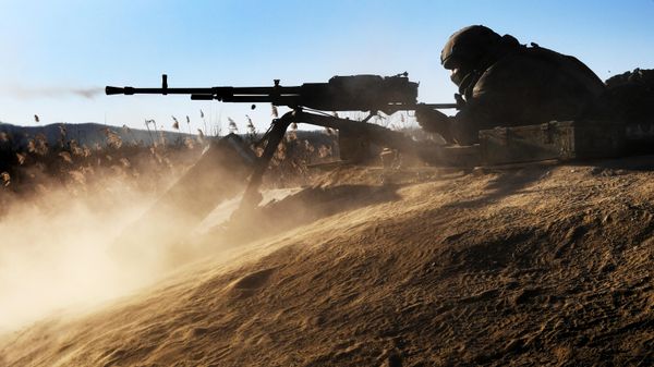 A trooper fires a large-caliber machine gun during Pacific Fleet exercises at a training range in Primorsky Krai, Russia. - Sputnik International