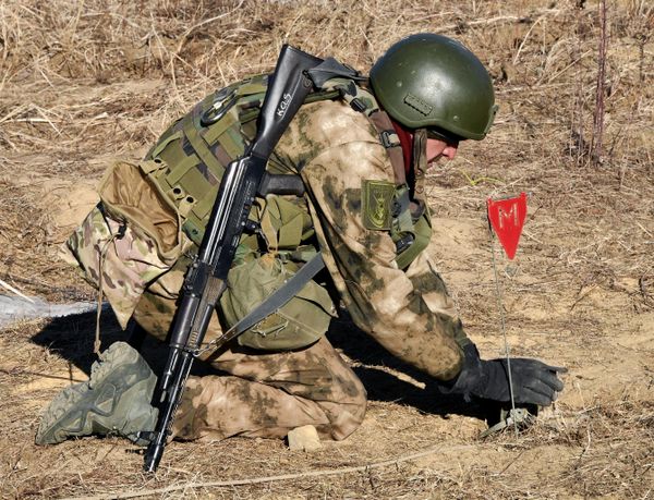 Disposing of a mine during engineering training as part of Pacific Fleet exercises at a Primorsky Krai firing range. - Sputnik International