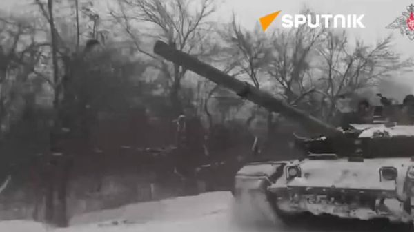 Russian tank crew destroy a temporary position of Ukrainian Armed Forces personnel - Sputnik International