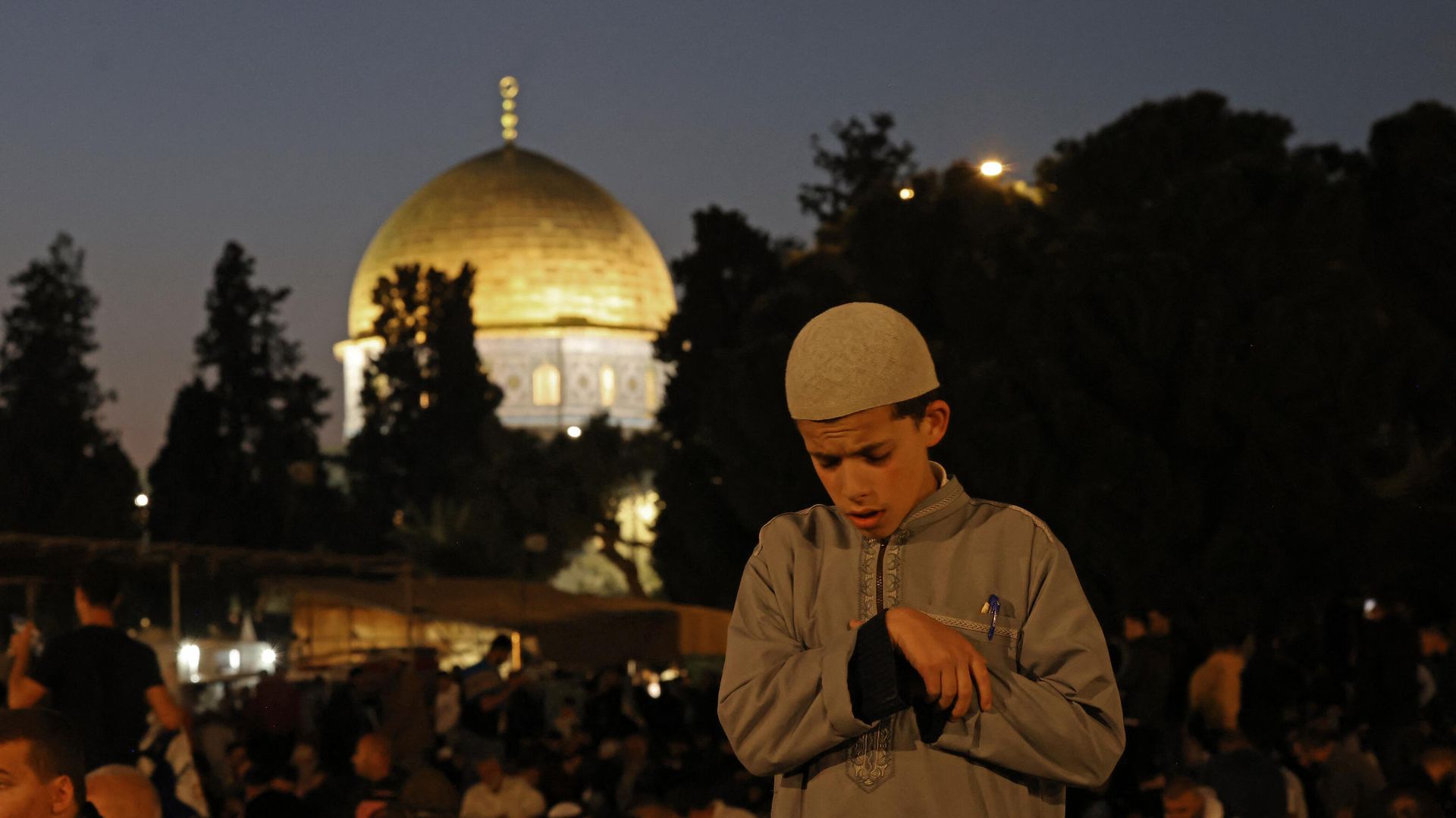 A Muslim youth prays on Laylat al-Qadr, one of the holiest nights during the holy fasting month of Ramadan, outside the Dome of the Rock in Jerusalem's Al-Aqsa Mosque compound on April 17, 2023. A Muslim youth prays on Laylat al-Qadr, one of the holiest nights during the holy fasting month of Ramadan, outside the Dome of the Rock in Jerusalem's Al-Aqsa Mosque compound on April 17, 2023. - Sputnik International, 1920, 18.01.2024