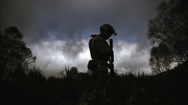 A French soldier stands with Ukrainians soldiers at a French military camp in France in November 2023.  - Sputnik International