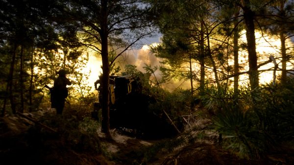 Russian servicemen fire a Giatsint-S self-propelled howitzer in Lugansk People's Republic - Sputnik International