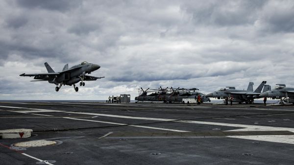 A F/A-18E Super Hornet from Strike Fighter Squadron 87 lands on the flight deck of the USS Gerald Ford in the Atlantic Ocean off the coast of the US on October 6, 2022 - Sputnik International
