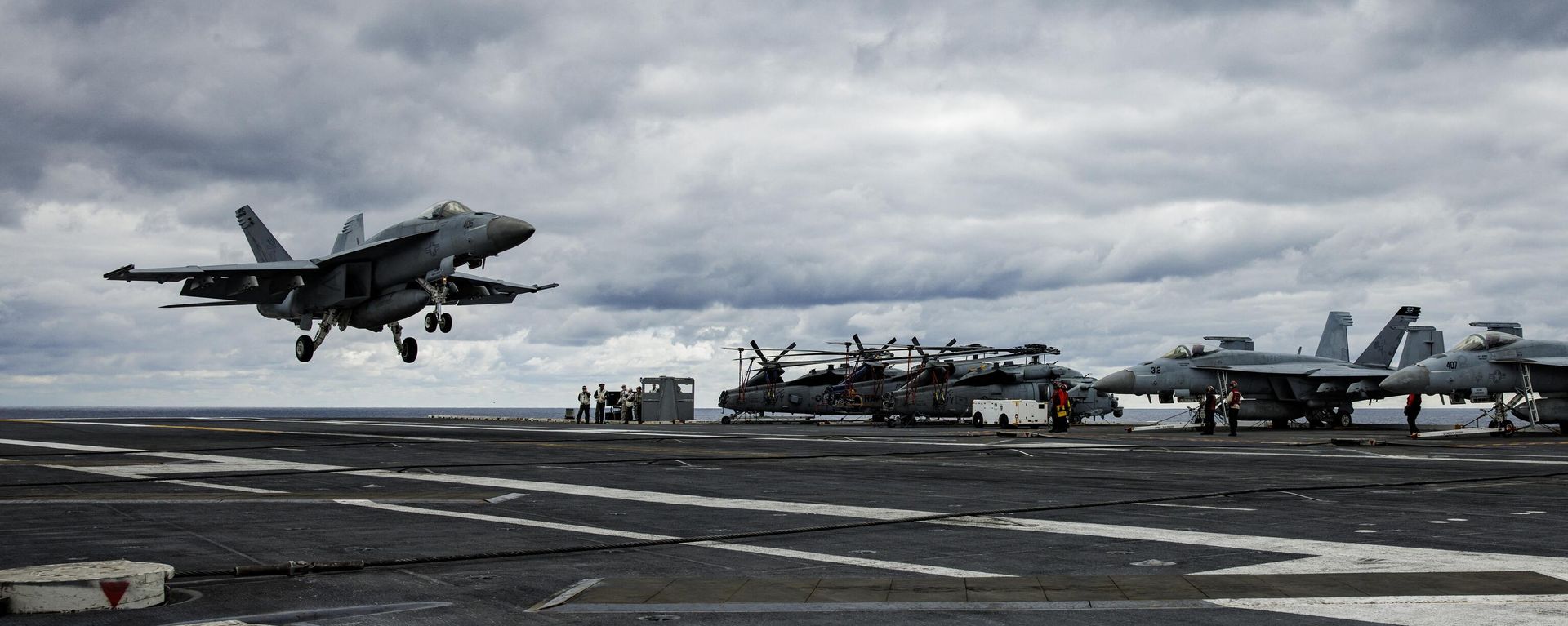 A F/A-18E Super Hornet from Strike Fighter Squadron 87 lands on the flight deck of the USS Gerald Ford in the Atlantic Ocean off the coast of the US on October 6, 2022 A F/A-18E Super Hornet from Strike Fighter Squadron 87 lands on the flight deck of the USS Gerald Ford in the Atlantic Ocean off the coast of the US on October 6, 2022 - Sputnik International, 1920, 28.01.2024