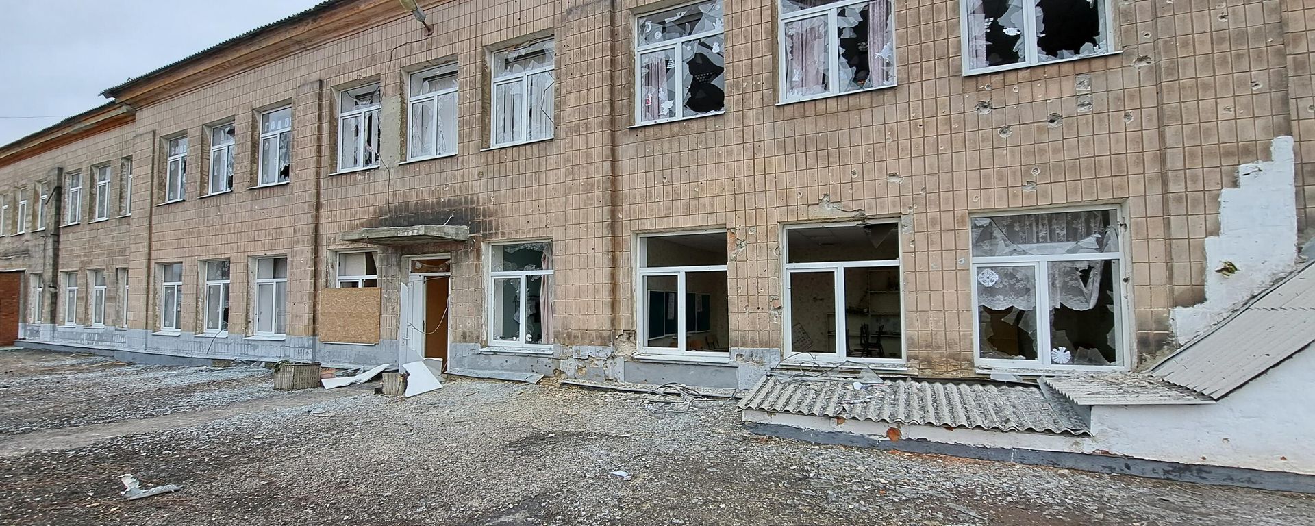 A view shows a school building damaged after a recent shelling in the course of Russia's military operation in Ukraine, in gorlovka, Donetsk People's Republic, Russia, December 14, 2022 A view shows a school building damaged after a recent shelling in the course of Russia's military operation in Ukraine, in gorlovka, Donetsk People's Republic, Russia, December 14, 2022 - Sputnik International, 1920, 16.11.2025