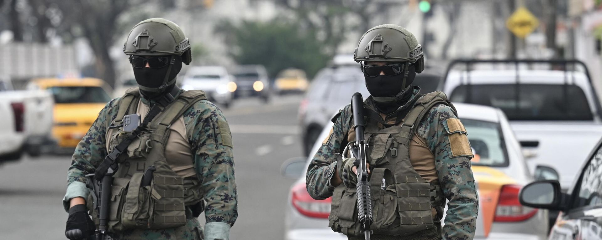 Soldiers guard the surroundings of the Simon Bolivar Air Base in Guayaquil, Ecuador, on January 19, 2024, following the arrival of relatives of Ecuadorean drug lord Adolfo Macias, alias Fito. - Sputnik International, 1920, 20.01.2024