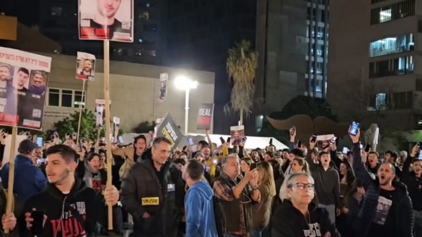 A screenshot of video from the protest site in Tel Aviv. Protesters are demanding a deal with Hamas to free the hostages. - Sputnik International