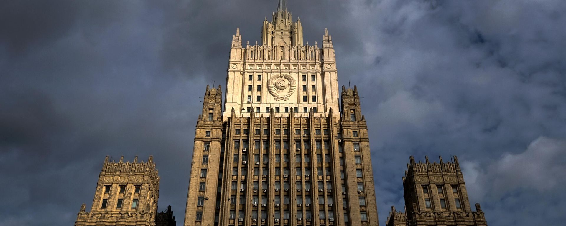 Russian Foreign Affairs Ministry building dominates the landscape against the sky, in Moscow - Sputnik International, 1920, 18.06.2026