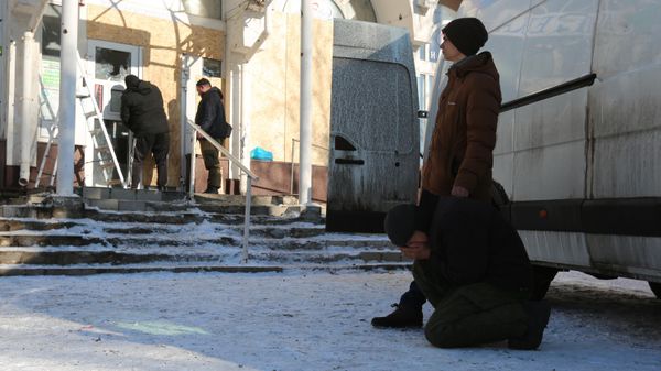Relatives mourn a person killed in a shelling by Ukrainian forces at a market in Donetsk, Donetsk People's Republic, Russia. - Sputnik International