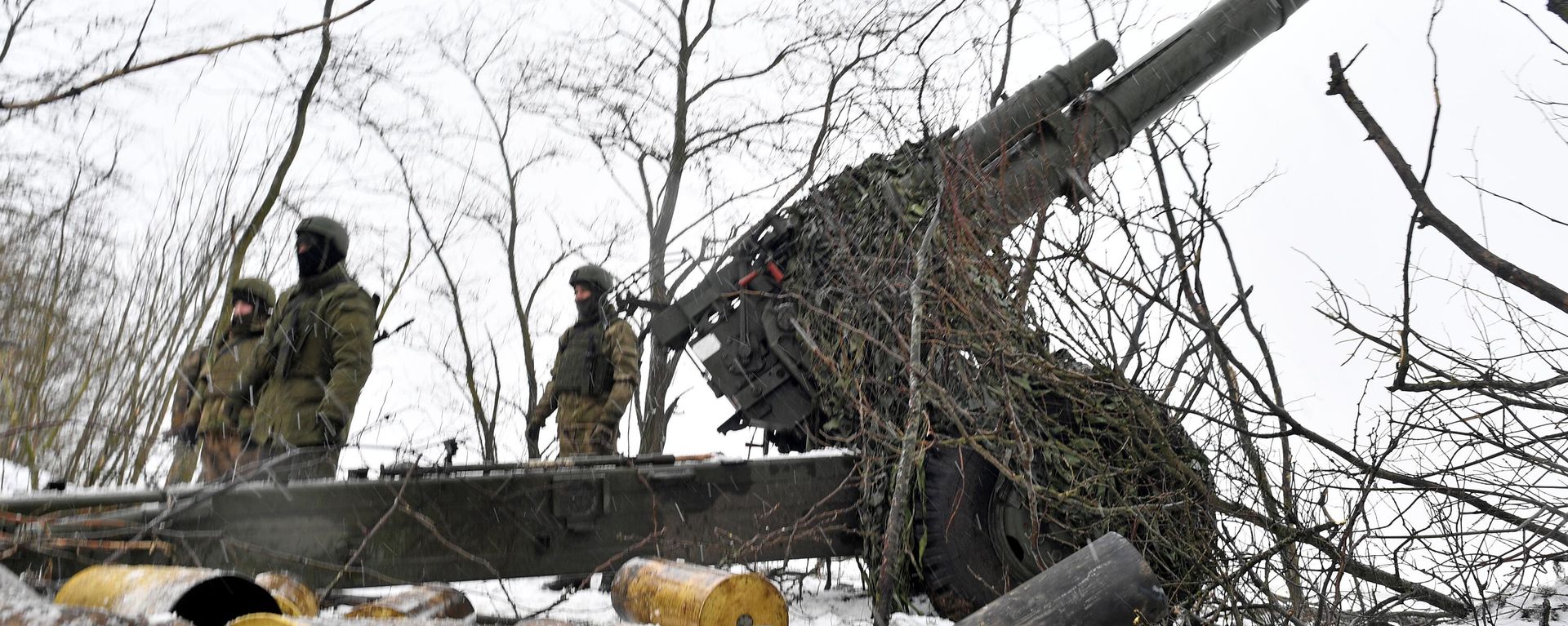 Russian artillerymen stand near a 2A65 Msta-B 152 mm towed howitzer at the firing position, as Russia's military operation in Ukraine continues, at unknown location. - Sputnik International, 1920, 29.01.2024