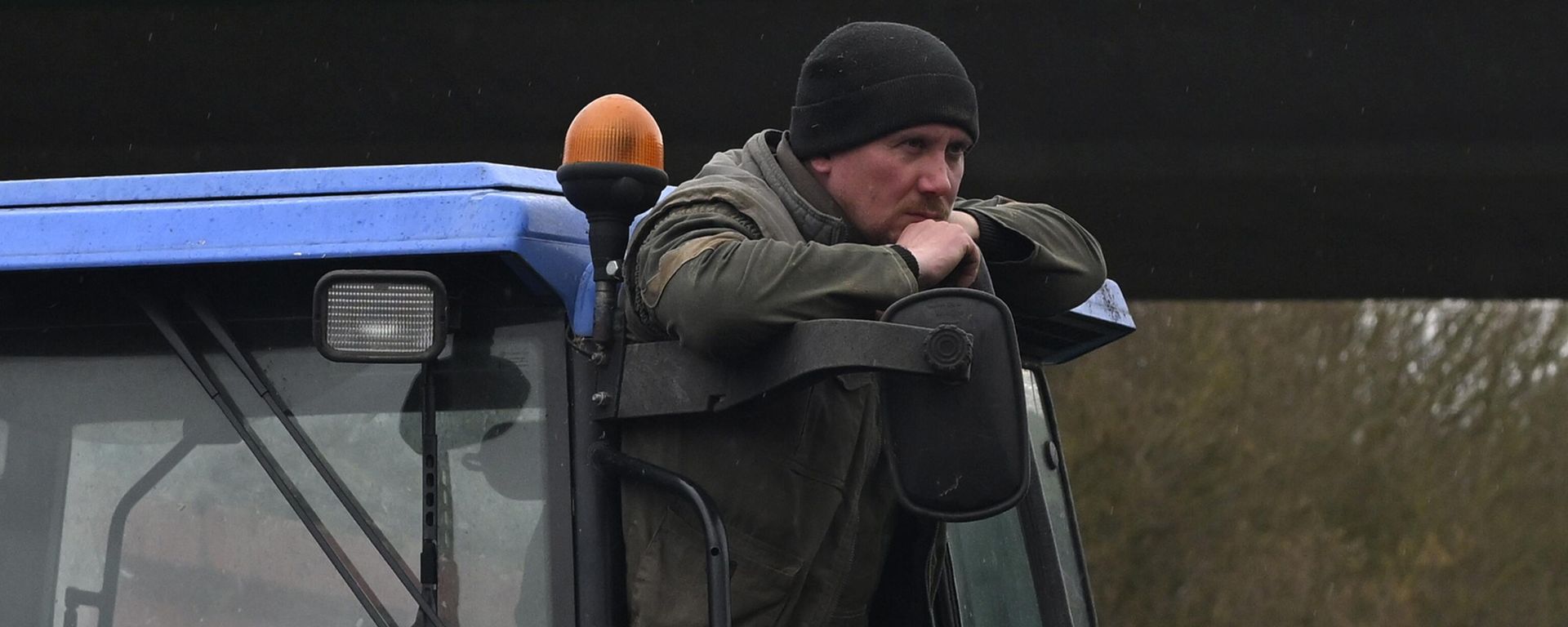 A French farmer stands on his tractor as farmers block a highway, near Beauvais, northern France. Farmers have for months been protesting for better pay and against what they consider to be excessive regulation, mounting costs and other problems.  - Sputnik International, 1920, 01.02.2024