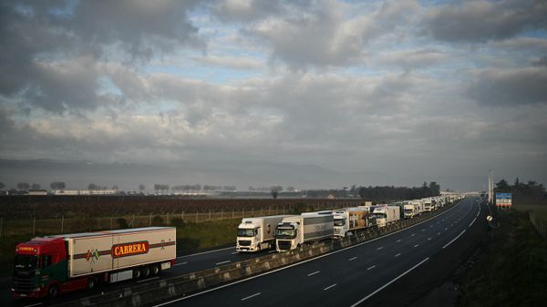 This photograph shows traffic queing on the A7 motorway as a result of a farmer's blockade.  - Sputnik International