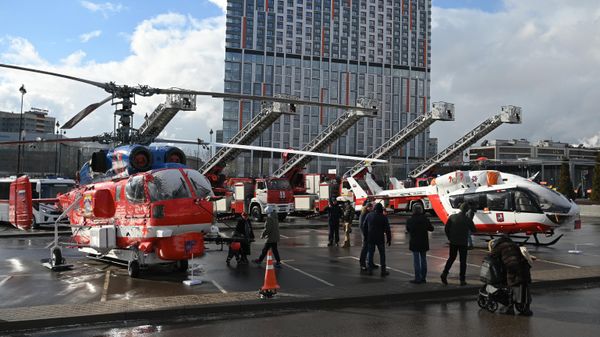 A KA-32A11BC firefighting helicopter (left). - Sputnik International