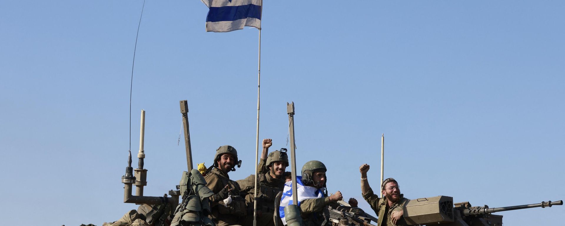 Israeli soldiers in an armoured vehicle convoy returning from the Palestinian territory on January 15, 2024. Israeli soldiers in an armoured vehicle convoy returning from the Palestinian territory on January 15, 2024. - Sputnik International, 1920, 11.02.2024