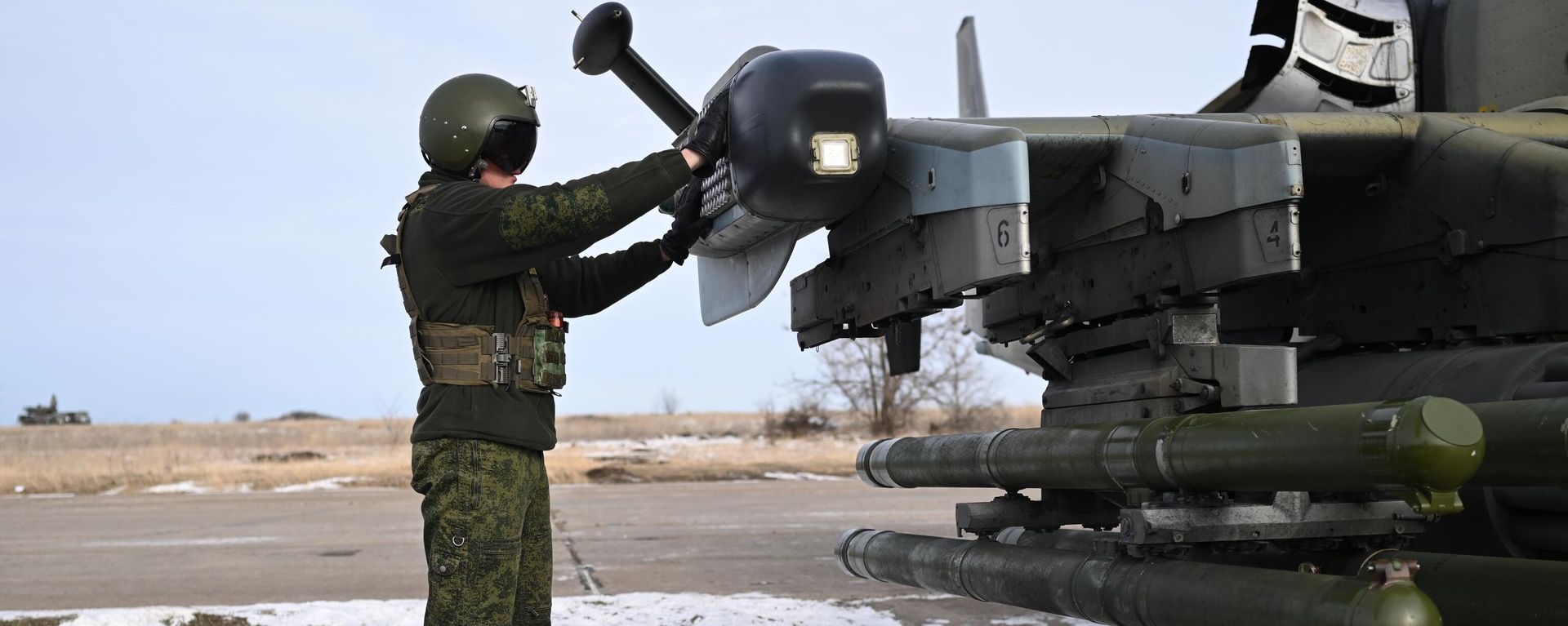 A serviceman of the Centr combat group of the Russian Armed Forces prepares a Ka-52 reconnaissance and attack helicopter for a flight in the zone of a special military operation. - Sputnik International, 1920, 20.03.2024