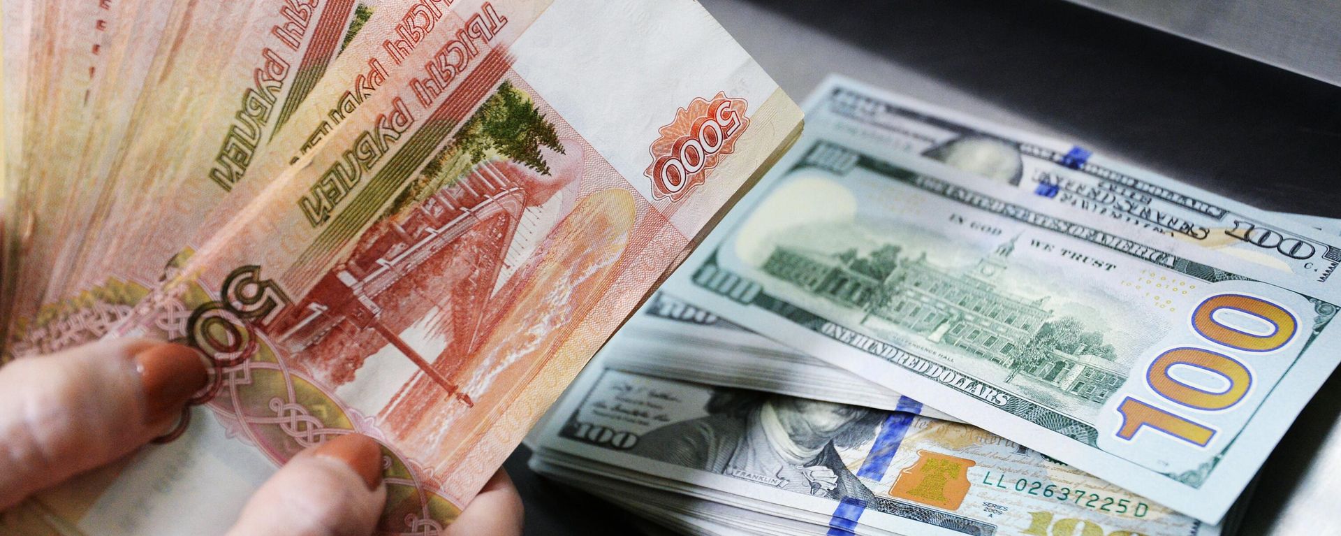 Dollar and ruble bills Dollar and ruble bills - Sputnik International, 1920, 27.11.2024