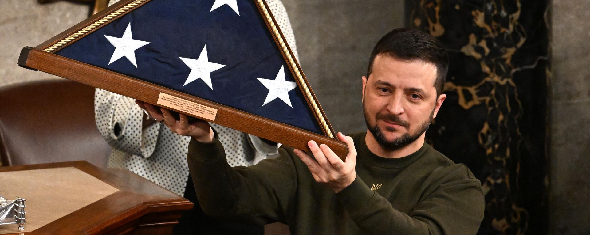 Ukraine's President Volodymyr Zelensky holds a US national flag he received from US House Speaker Nancy Pelosi (D-CA) (L) during his address to the US Congress at the US Capitol in Washington, DC on December 21, 2022. Ukraine's President Volodymyr Zelensky holds a US national flag he received from US House Speaker Nancy Pelosi (D-CA) (L) during his address to the US Congress at the US Capitol in Washington, DC on December 21, 2022. - Sputnik International, 1920, 25.01.2024