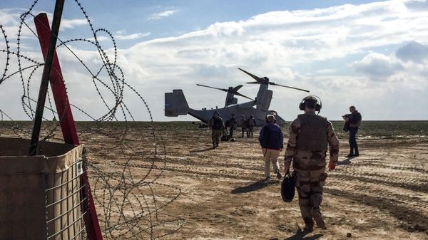 French Defence Minister Florence Parly's delegation prepares to board a US Marine Corps V-22 Osprey as they leave a French artillery forward operating base (FOB) near al-Qaim in Iraq's western Anbar province opposite Syria's Deir Ezzor region, a few kilometres away from the last scrap of territory held by IS in eastern Syria, on February 9, 2019 - Sputnik International