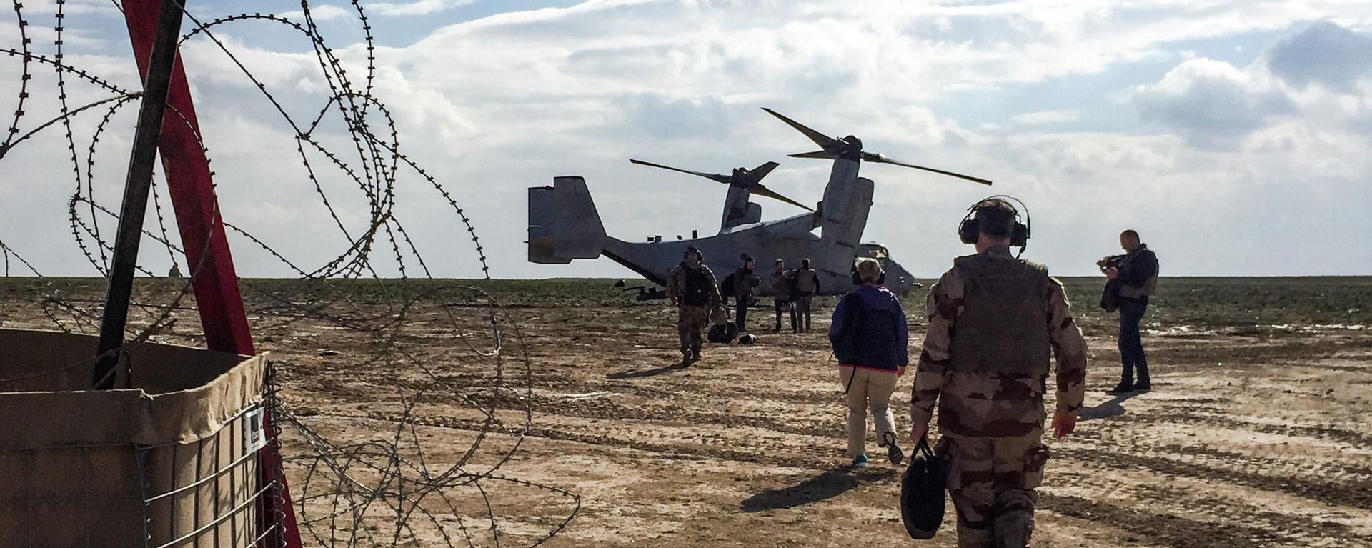 French Defence Minister Florence Parly's delegation prepares to board a US Marine Corps V-22 Osprey as they leave a French artillery forward operating base (FOB) near al-Qaim in Iraq's western Anbar province opposite Syria's Deir Ezzor region, a few kilometres away from the last scrap of territory held by IS in eastern Syria, on February 9, 2019 French Defence Minister Florence Parly's delegation prepares to board a US Marine Corps V-22 Osprey as they leave a French artillery forward operating base (FOB) near al-Qaim in Iraq's western Anbar province opposite Syria's Deir Ezzor region, a few kilometres away from the last scrap of territory held by IS in eastern Syria, on February 9, 2019 - Sputnik International, 1920, 26.01.2024
