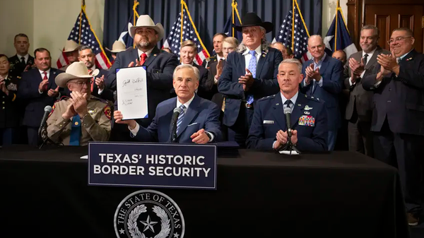 Texas Governor Greg Abbott and state officials gather at a legislation signing ceremony in Austin, June 2023. - Sputnik International