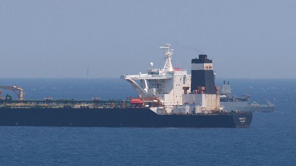 A British Royal Navy ship (back R) patrols near supertanker Grace 1 suspected of carrying crude oil to Syria in violation of EU sanctions after it was detained off the coast of Gibraltar on July 4, 2019 - Sputnik International