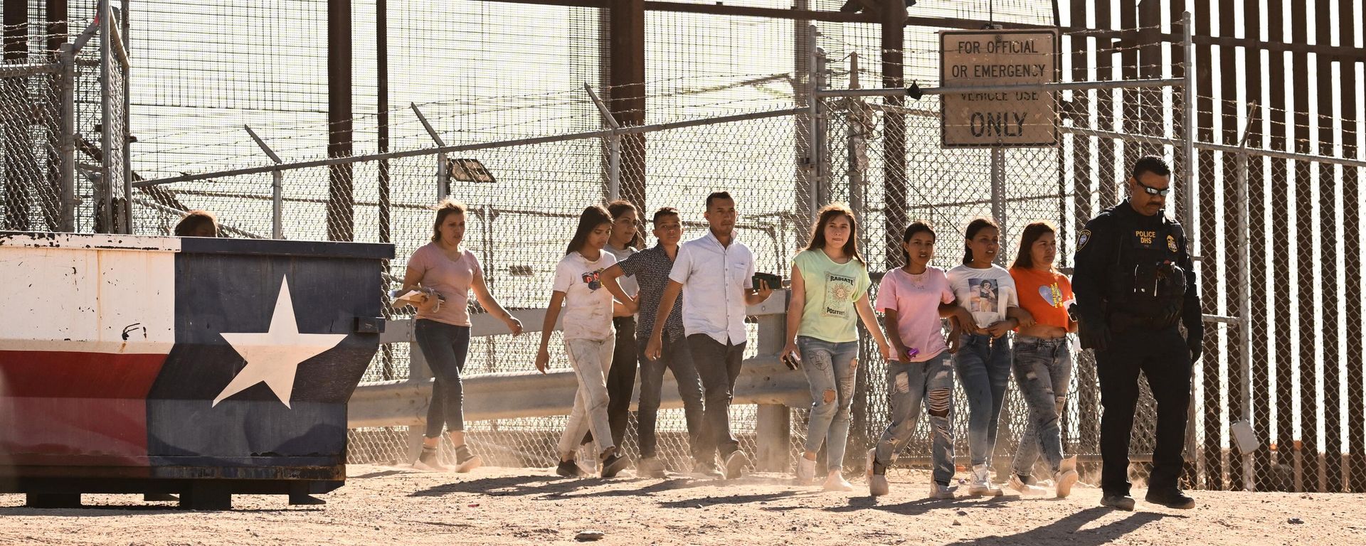 Migrants board vans after waiting along the border wall to surrender to US Customs and Border Protection (CBP) Border Patrol agents for immigration and asylum claim processing upon crossing the Rio Grande river into the United States on the US-Mexico border in El Paso, Texas on May 11, 2023 Migrants board vans after waiting along the border wall to surrender to US Customs and Border Protection (CBP) Border Patrol agents for immigration and asylum claim processing upon crossing the Rio Grande river into the United States on the US-Mexico border in El Paso, Texas on May 11, 2023 - Sputnik International, 1920, 26.01.2024