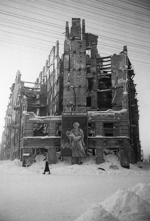 A destroyed apartment house on Ligovsky Prospekt after the bombing of Leningrad. - Sputnik International