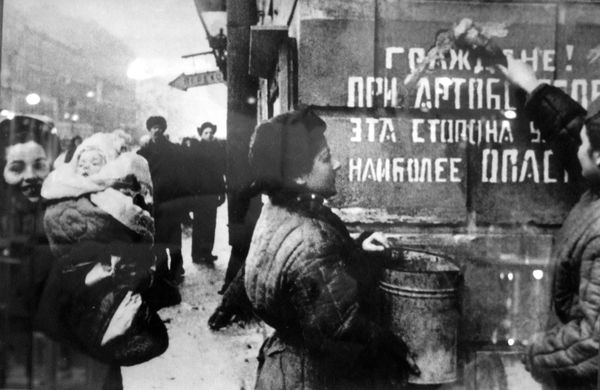 Leningrad cheers. The siege is lifted. A sign on the wall reads: "Citizens! This part of the street is most dangerous during the artillery barrage." - Sputnik International
