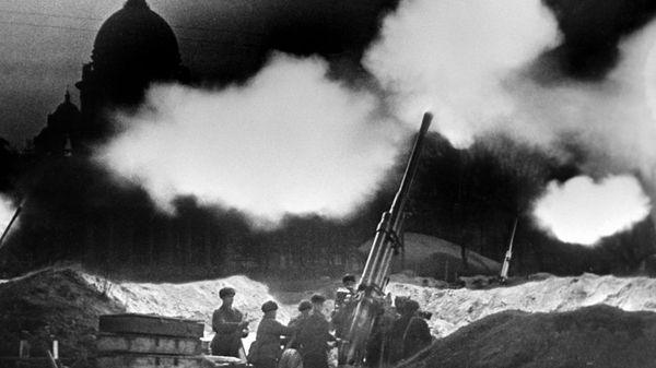 A battery of anti-aircraft guns is firing at St. Isaac's Cathedral, repelling a night raid by German aircraft - Sputnik International