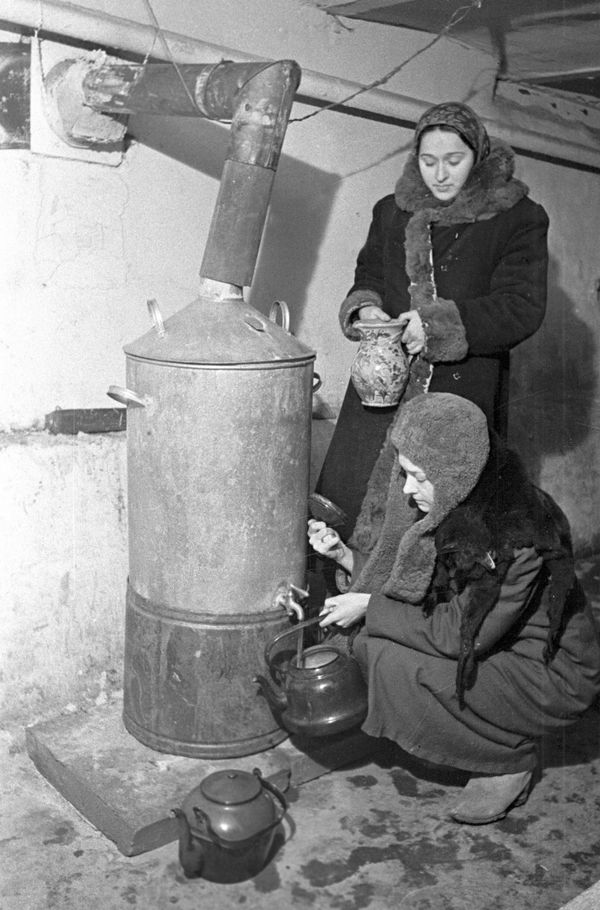 Residents of the besieged Leningrad receive hot water in the basement of the house manager's office.  - Sputnik International