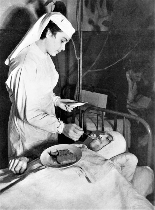 Anna Yushkevich, a nurse at the Leningrad Naval Hospital, feeds a wounded Red Navy sailor from the "V.A. Ukhov" patrol ship. - Sputnik International